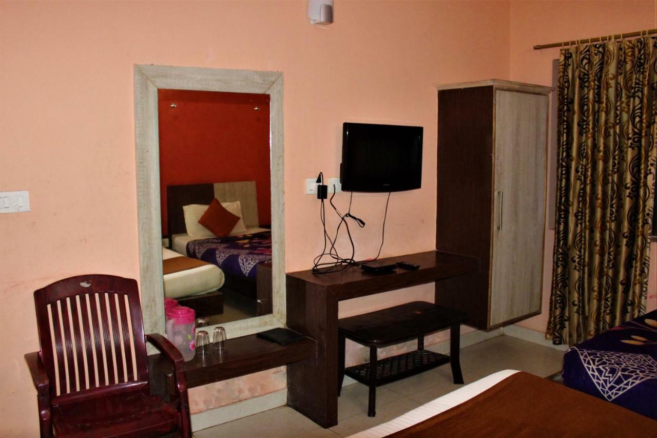 Hotel Park Lagoon Puri Buitenkant foto