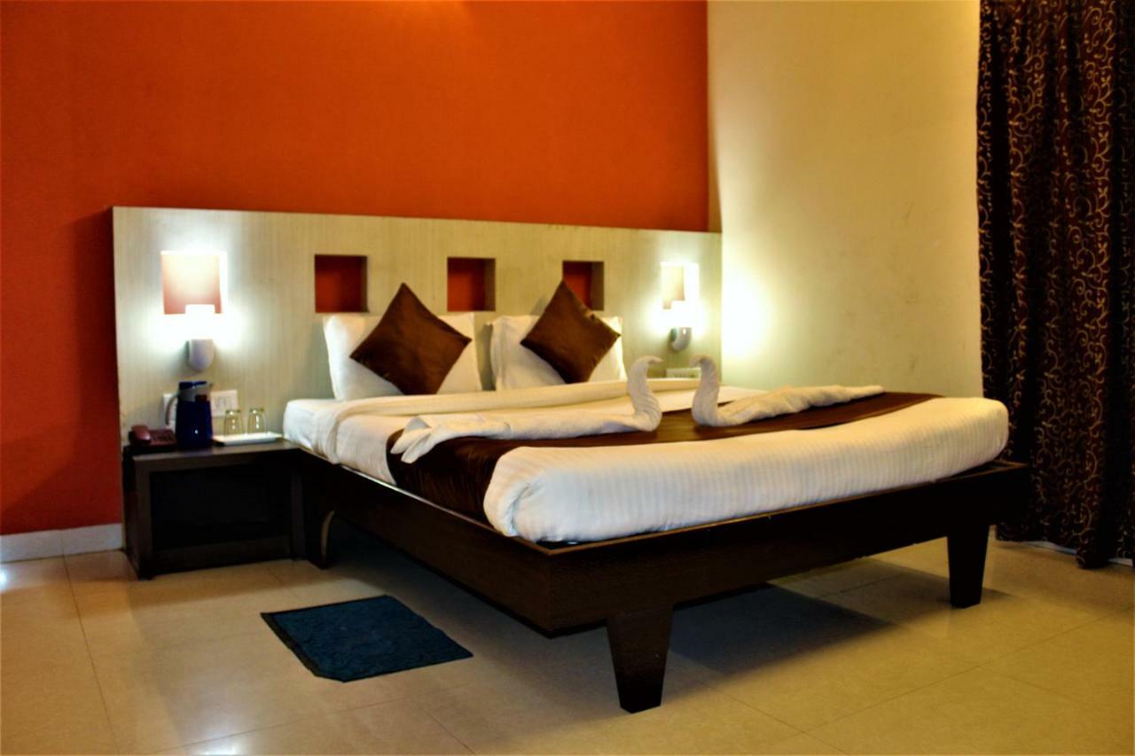 Hotel Park Lagoon Puri Buitenkant foto