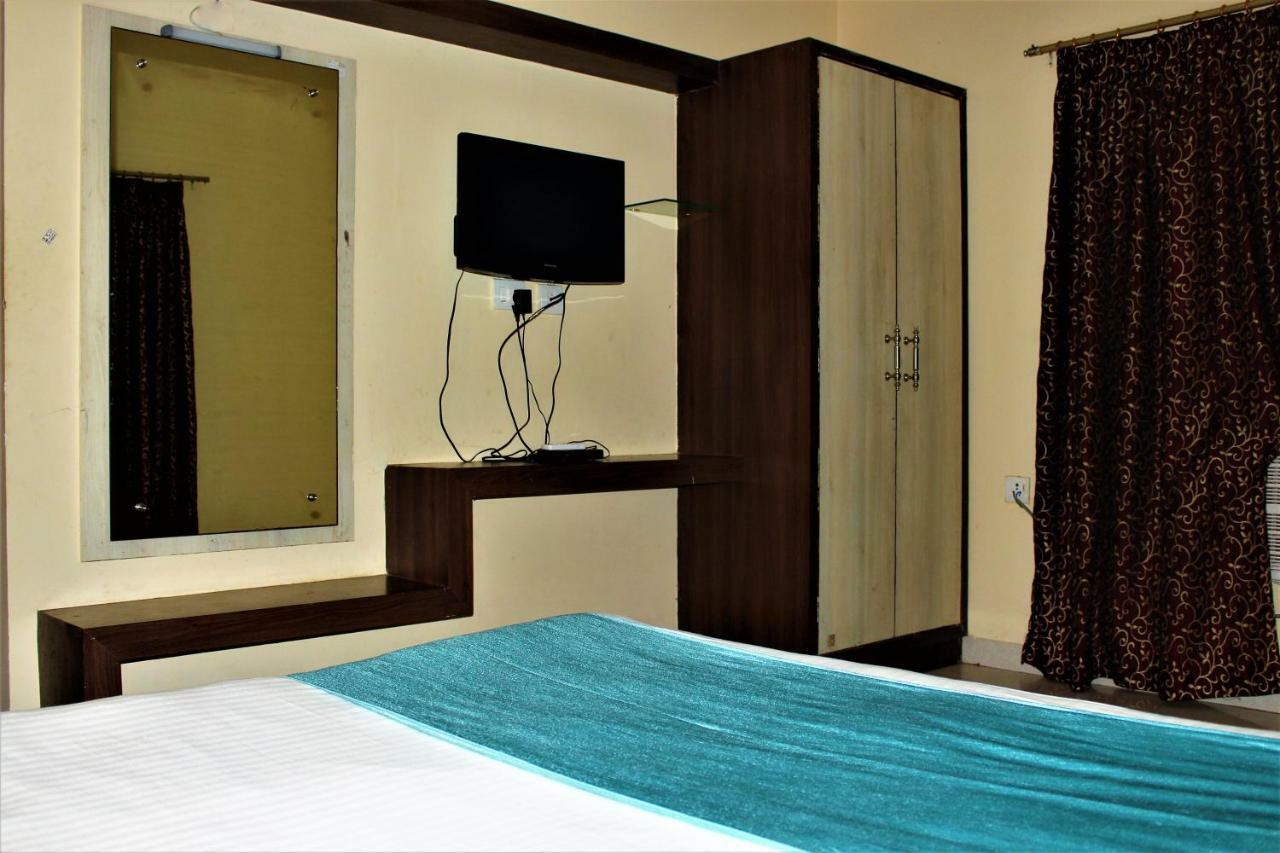 Hotel Park Lagoon Puri Buitenkant foto
